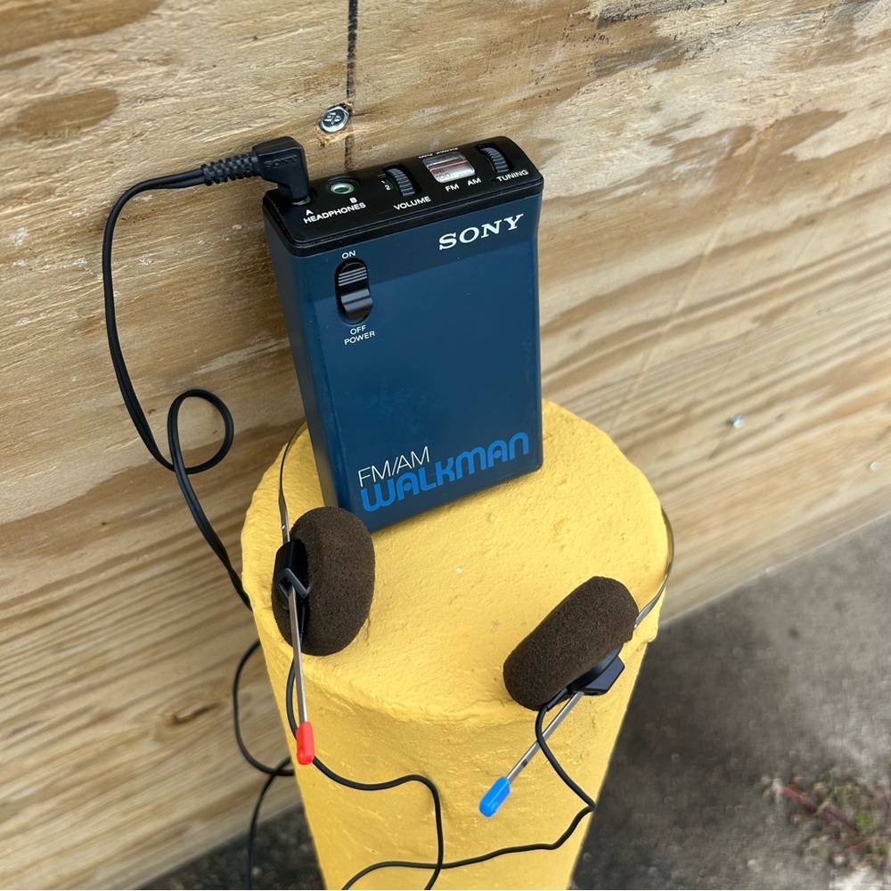 Vintage Sony Walkman SRF-33W AM/FM portable radio. - Picture 4 of 6